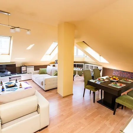 Spacious Design Loft In Beautiful Neighborhood